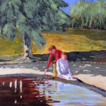 due bambini giocano con l'acqua di un laghetto artificiale